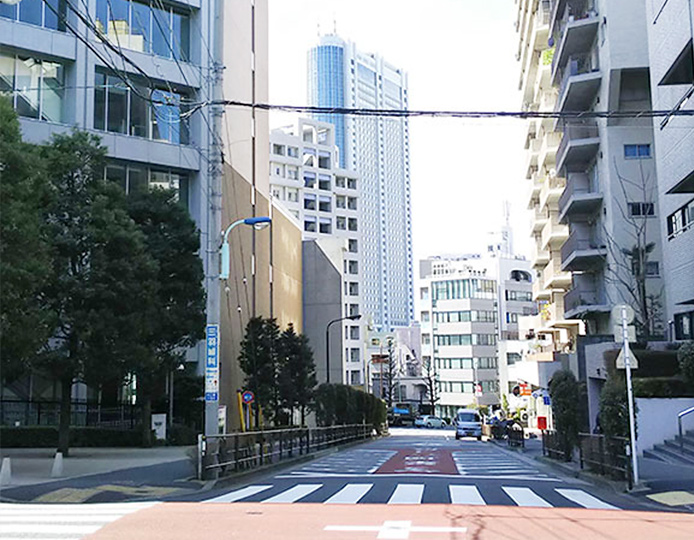 本郷三丁目駅からは商店街を進んで左手が1号館