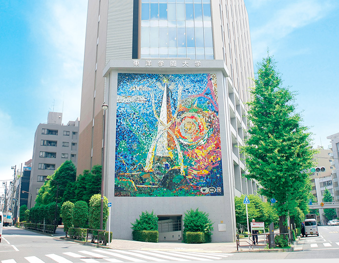 水道橋駅からはモザイク壁画が目印