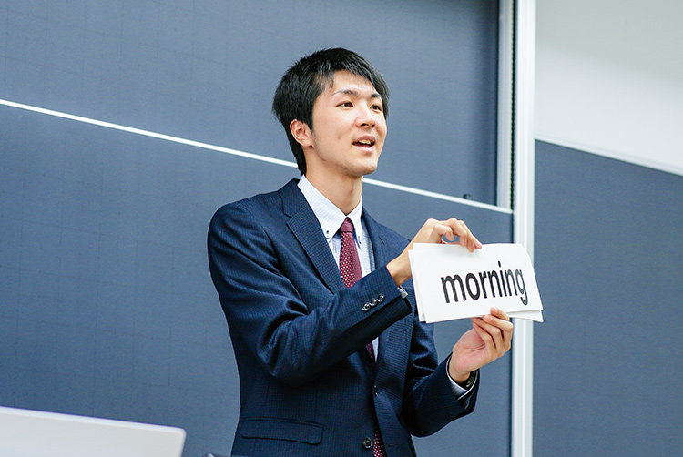 中学校・高等学校の英語教諭になる。
