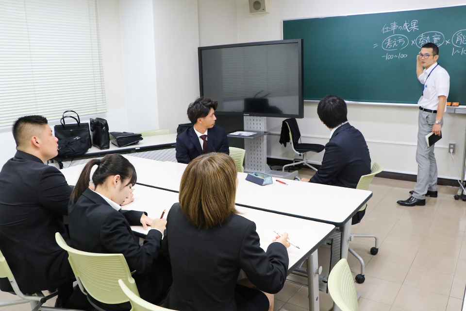 東洋学園大学_3年次のキャリア教育科目での「模擬就活」の様子