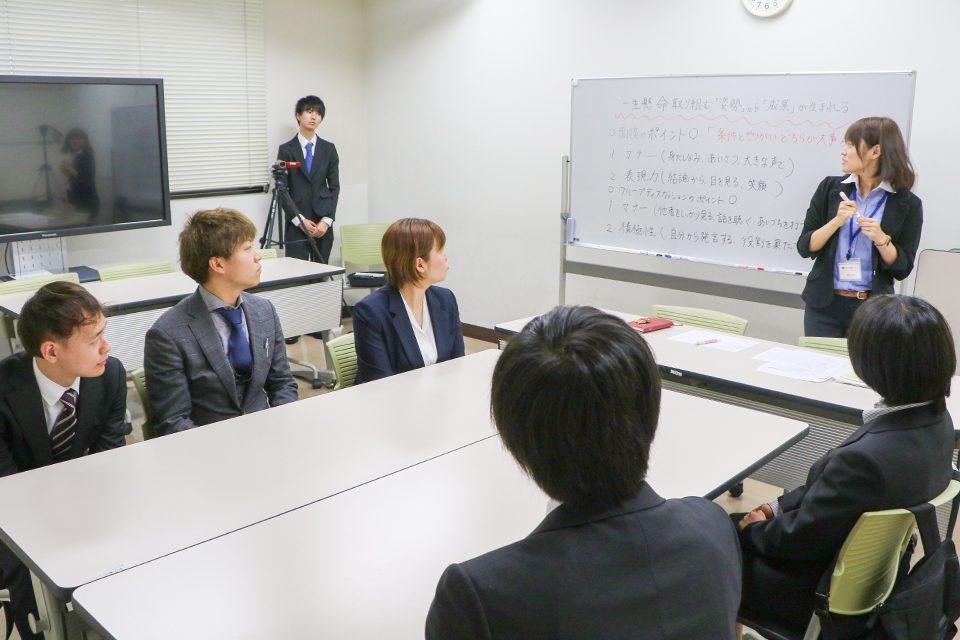 東洋学園大学_3年次のキャリア教育科目での「模擬就活」の様子