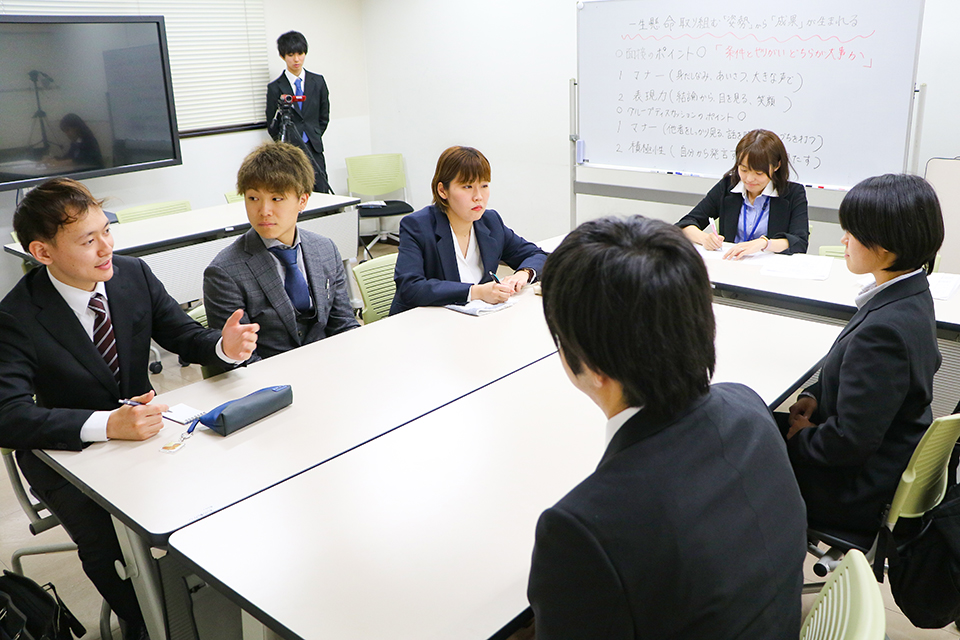 東洋学園大学_3年次のキャリア教育科目での「模擬就活」の様子