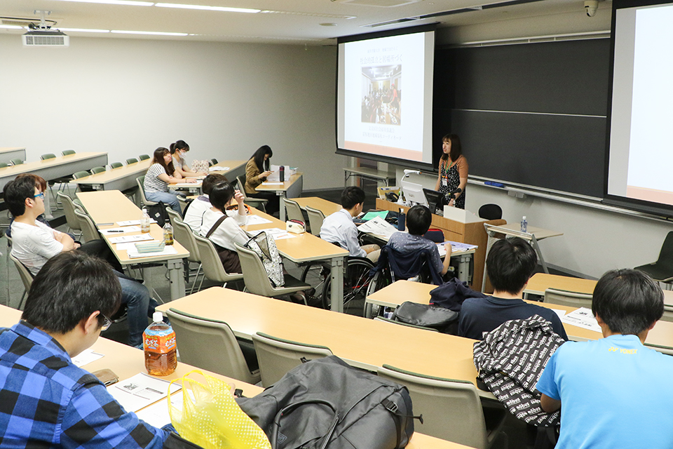 東洋学園大学_人間科学部科目のゲスト講師として社会福祉士の井上氏が来学
