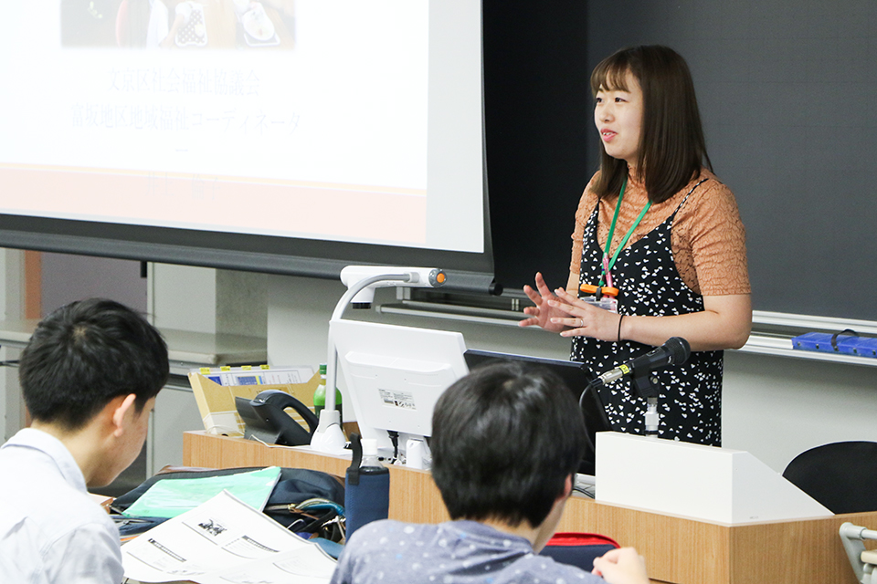 東洋学園大学_人間科学部科目のゲスト講師として社会福祉士の井上氏が来学