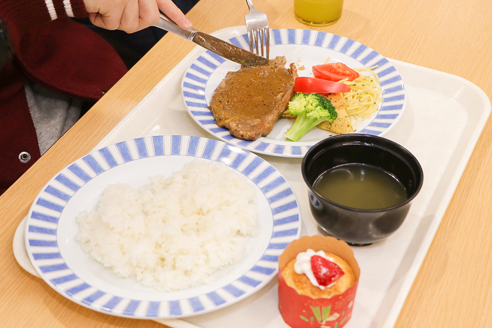 東洋学園大学_東学食堂で定期試験応援メニュー「500円ステーキランチ」