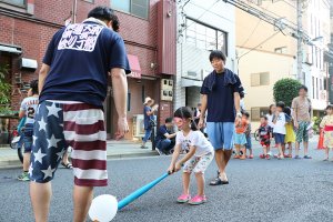 東洋学園大学_納涼祭ボランティア_風船割り