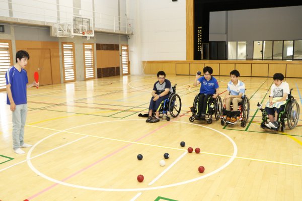 東洋学園大学_ボッチャをプレーする部員たち