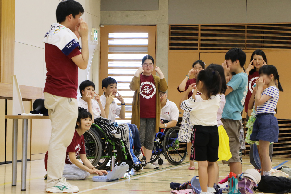 東洋学園大学_坂本ゼミが地元の民間学童保育の子どもたちを招き「英語でボッチャ体験」を実施