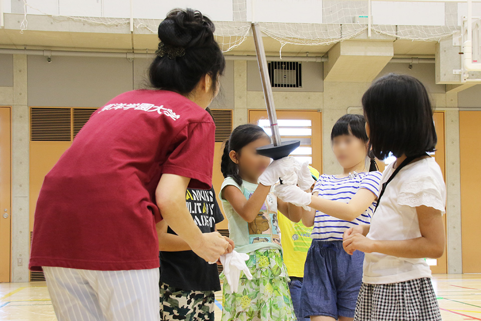 東洋学園大学_坂本ゼミが地元の民間学童保育の子どもたちを招き「英語でボッチャ体験」を実施