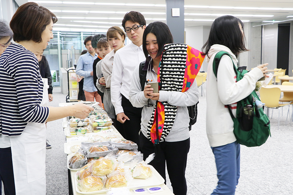 東洋学園大学_「学生の食生活応援プロジェクト」朝食無料配布イベント