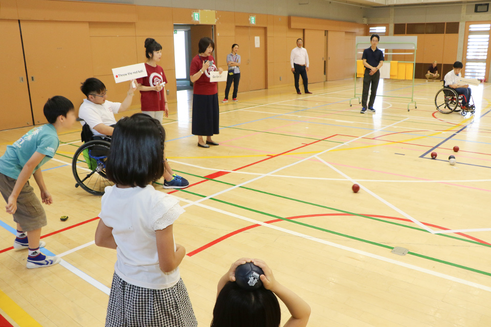 東洋学園大学_坂本ゼミが地元の民間学童保育の子どもたちを招き「英語でボッチャ体験」を実施