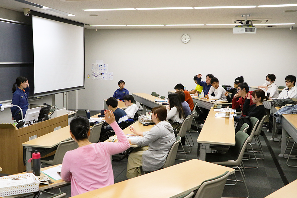 東洋学園大学_人間科学部科目のゲスト講師として本郷消防署員と本郷消防団の副団長が来学