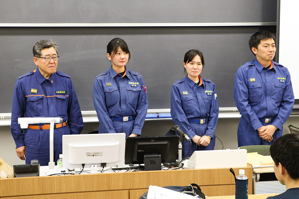 東洋学園大学_人間科学部科目のゲスト講師として本郷消防署員と本郷消防団の副団長が来学