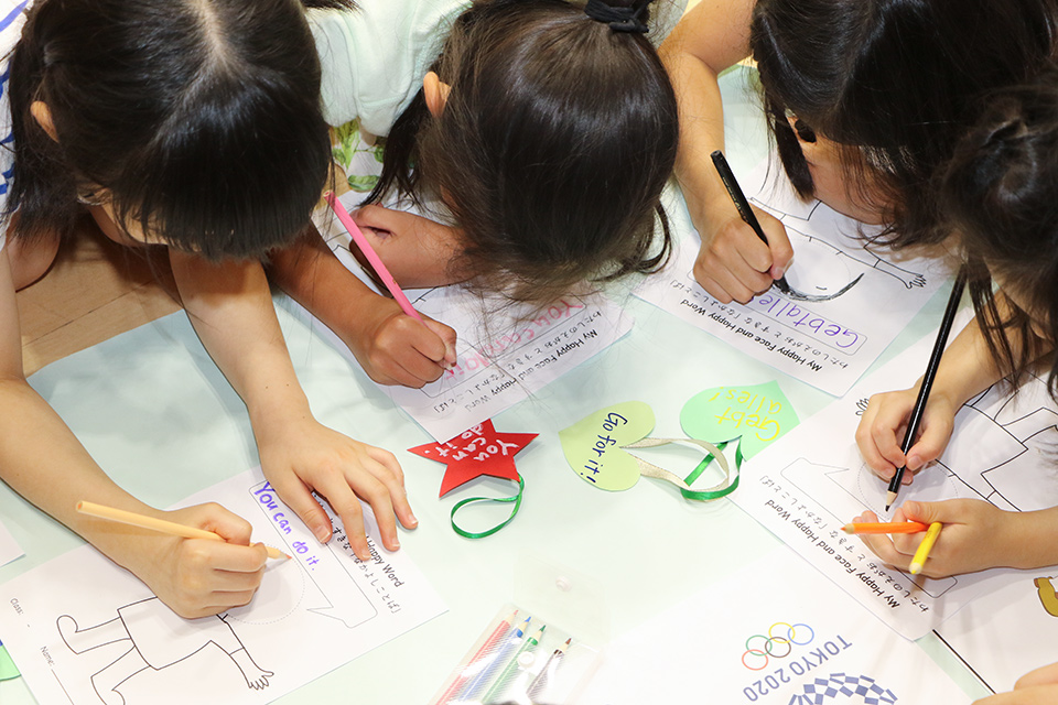 東洋学園大学_坂本ゼミが地元の民間学童保育の子どもたちを招き「英語でボッチャ体験」を実施