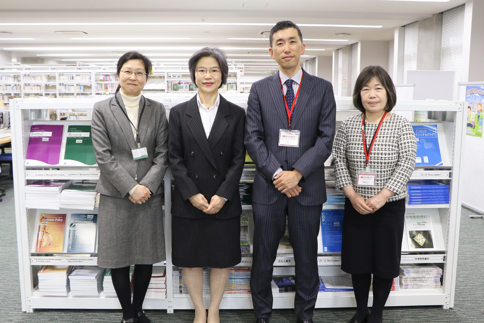 東洋学園大学_図書館の地域開放に向け、文京区立真砂中央図書館館長らが来学