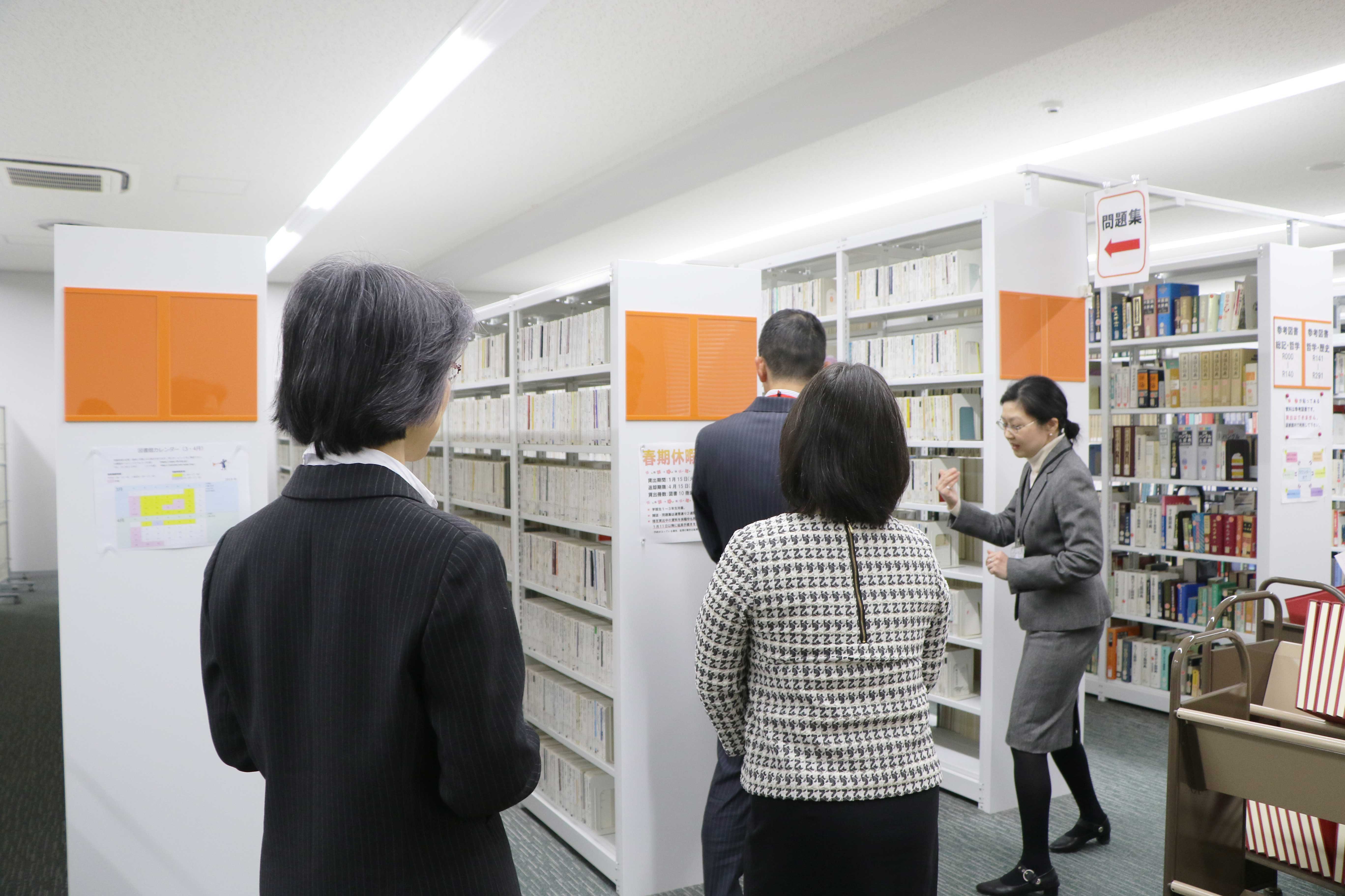 東洋学園大学_図書館の地域開放に向け、文京区立真砂中央図書館館長らが来学