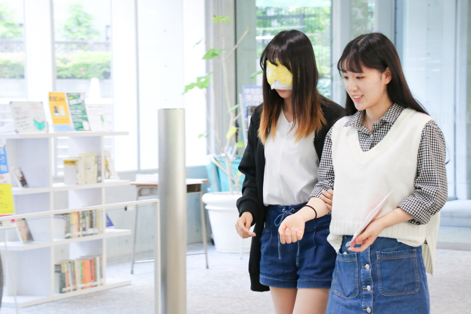 東洋学園大学_「人間科学基礎演習」ブラインドウォーク実習の模様