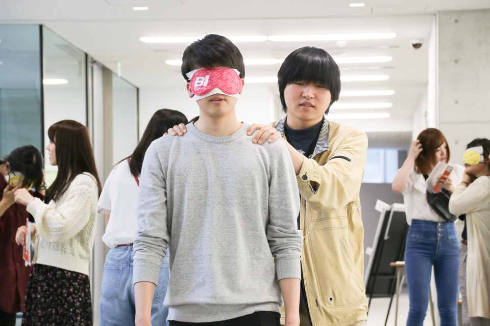 東洋学園大学_「人間科学基礎演習」ブラインドウォーク実習の模様