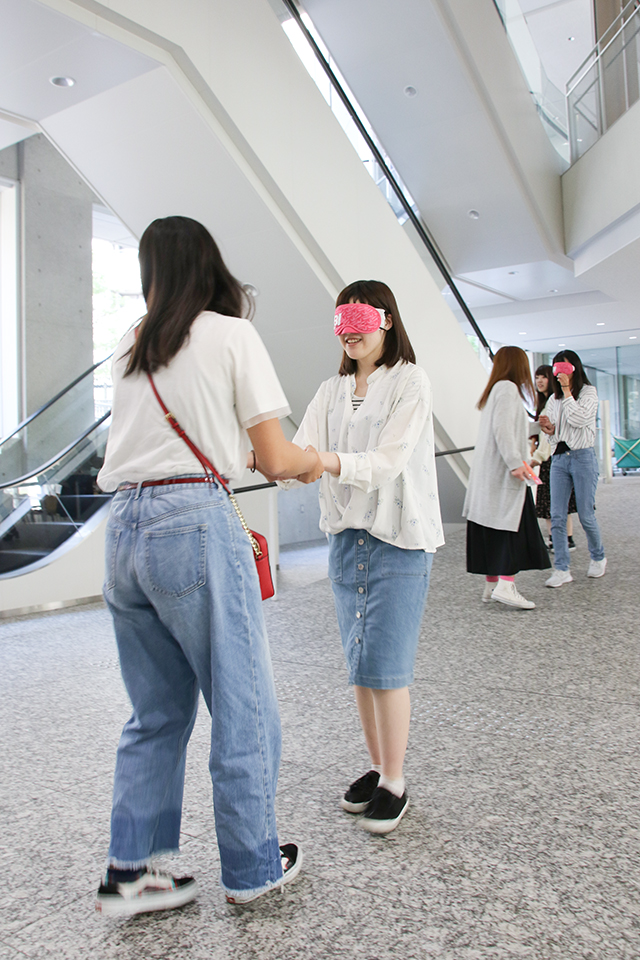 東洋学園大学_「人間科学基礎演習」ブラインドウォーク実習の模様