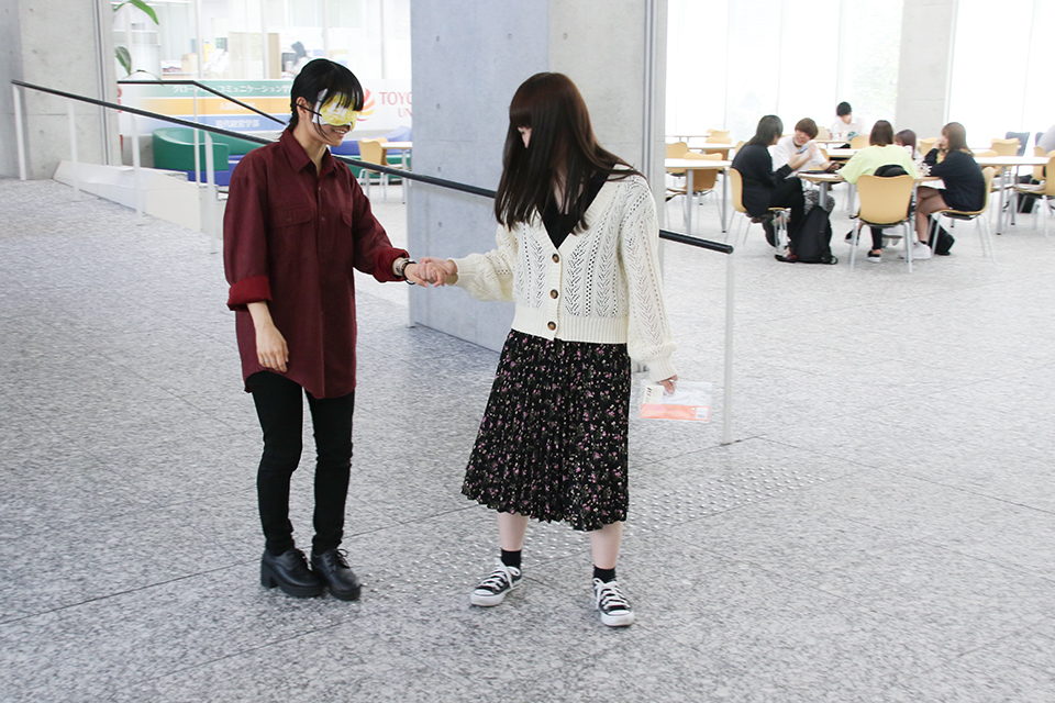 東洋学園大学_「人間科学基礎演習」ブラインドウォーク実習の模様