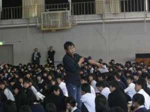 彦根東高校での大西教授講演風景