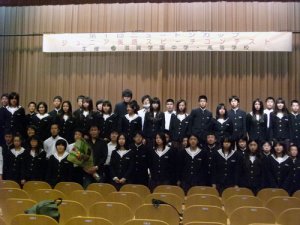 志賀学園高校の生徒と大西教授との記念撮影