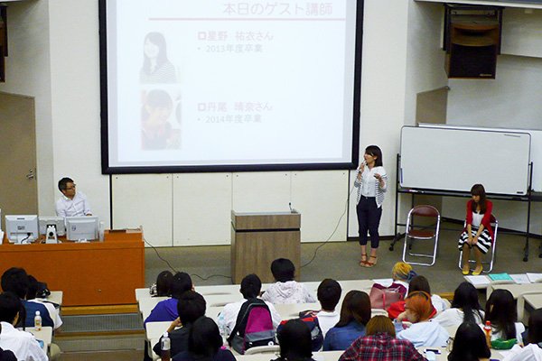 東洋学園大学_人間科学基礎演習で講演する卒業生