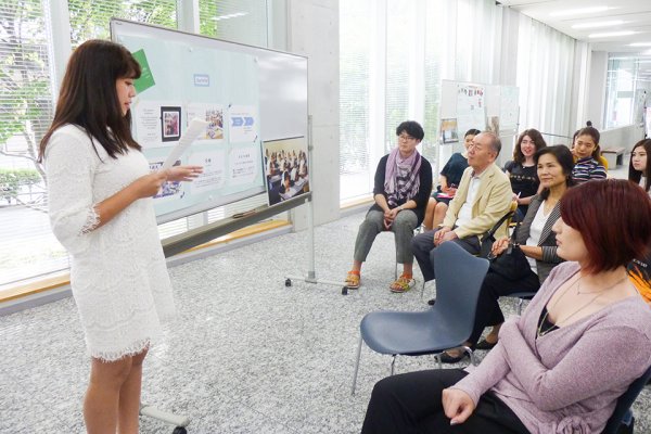 東洋学園大学_プレゼンテーションをするICPの1年生