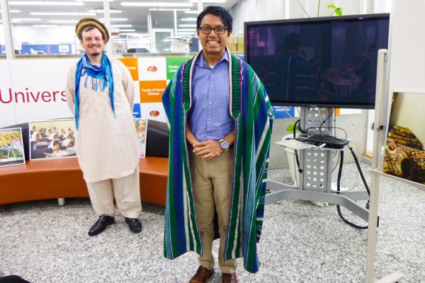 東洋学園大学_ガウンを試着するインターンのErik