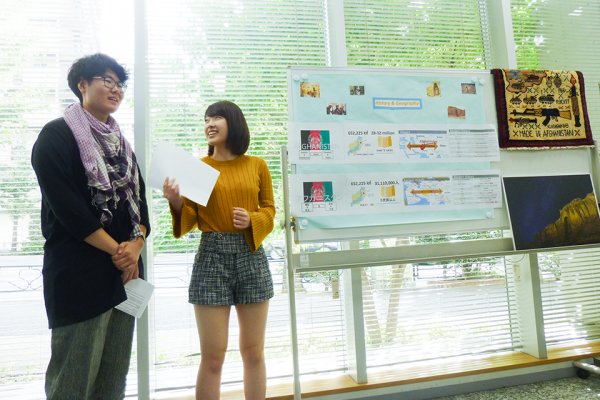 東洋学園大学_プレゼンテーションをするICPの1年生
