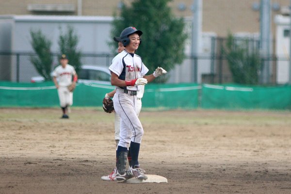 東洋学園大学_二塁打で出塁した中村選手