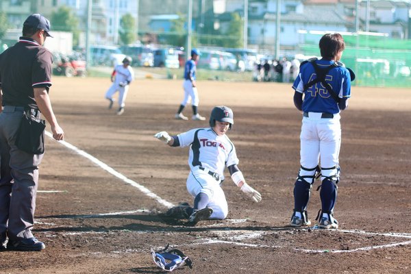 東洋学園大学_2017秋季リーグ最終戦_先制のホームを踏む岩浅選手
