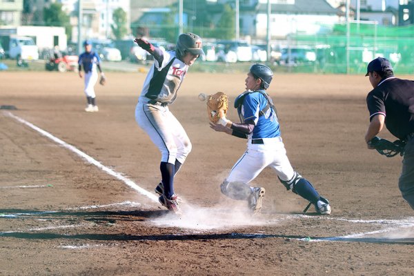 東洋学園大学_2017秋季リーグ最終戦_ホームインして両手を広げアピールする山崎（海）選手