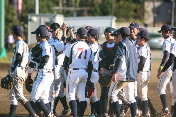 東洋学園大学_2017秋季リーグ最終戦_笑顔で4年生を迎えるベンチ