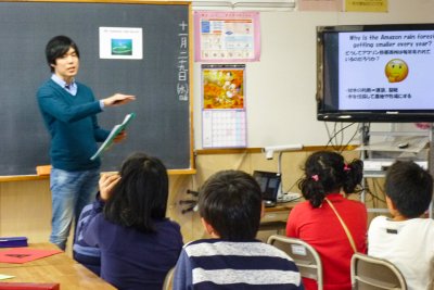 東洋学園大学_中青戸小で活動する児童英語教育ゼミの学生2