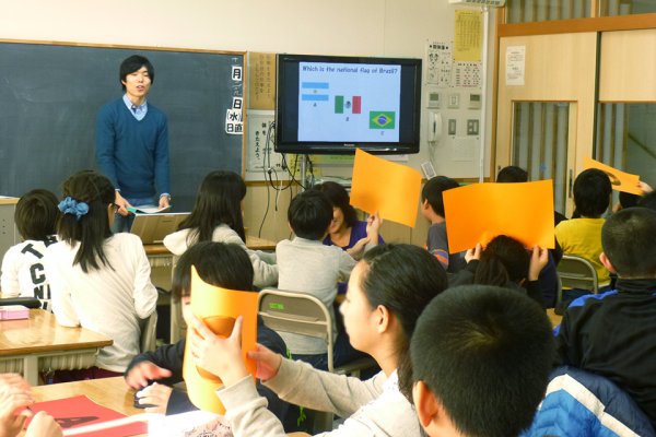 東洋学園大学_中青戸小で活動する児童英語教育ゼミの学生
