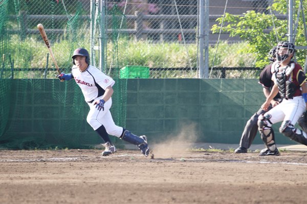 東洋学園大学_9回センター前ヒットの松野選手