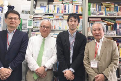 東洋学園大学_後藤氏（写真右端）と古屋教授（写真左から2人目）
