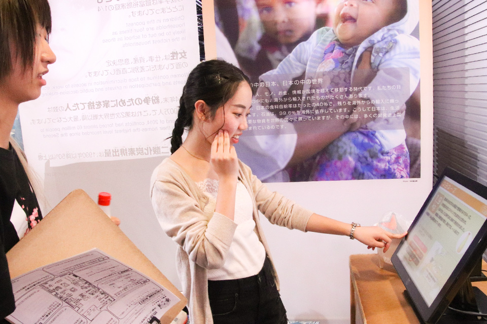 東洋学園大学_国際キャリアプログラム（ICP）の1、2年生がJICA地球ひろばを訪問、館内展示見学とワークショップに参加