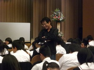 滋賀学園高校で元気に音読する生徒を見守る大西教授