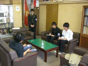 彦根東高校で学生新聞の取材を受ける大西教授