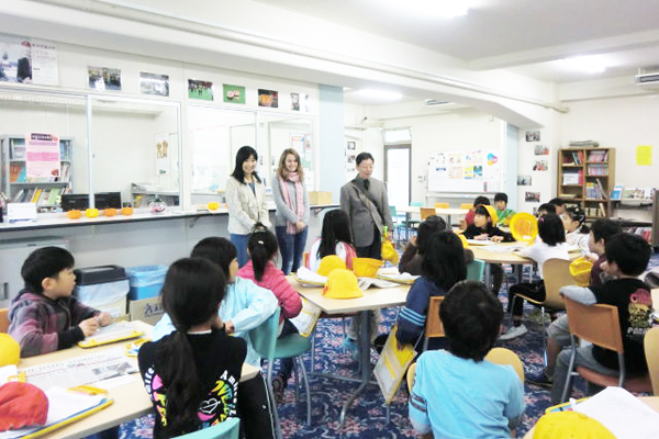 東洋学園大学／八木南小学校「町たんけん」（イングリッシュラウンジ訪問）
