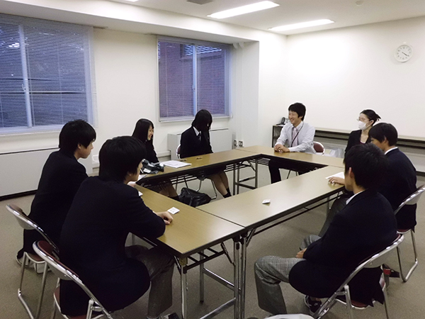 東洋学園大学_流山北高校職場体験学習の模様（ミーティング）