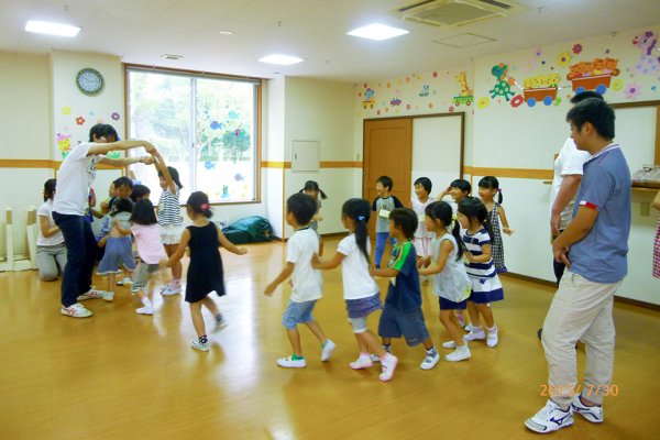 東洋学園大学_児童英語教育実習_みやぞの保育園の園児と学生
