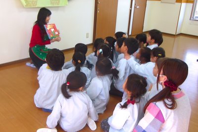 東洋学園大学_みやぞの保育園での坂本教授による読み聞かせ
