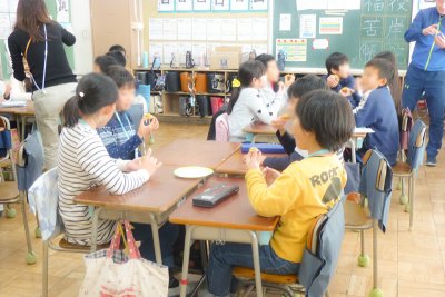 東洋学園大学_都内小学校での外国語活動実習_試食