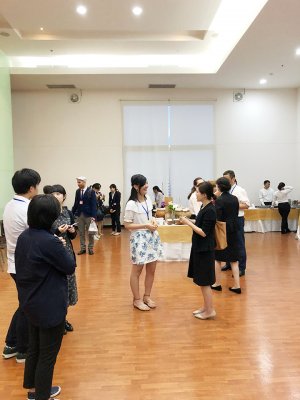 東洋学園大学_写真3　大阪大学大学院高井先生に懇親会で質 問する学生