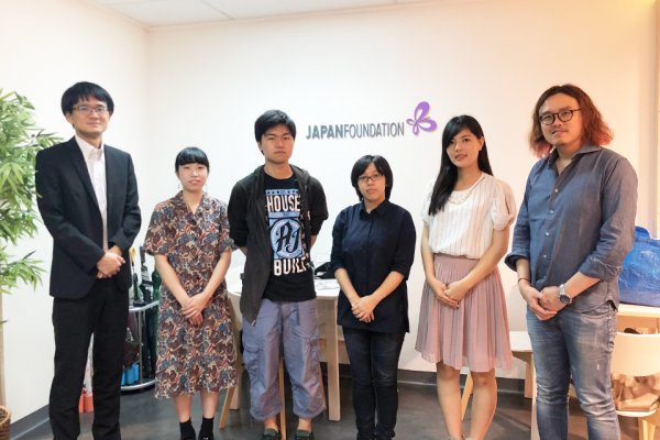 東洋学園大学_写真 5_国際交流基金バンコクオフィス（左端 松井副所長 右端 依田准教授）