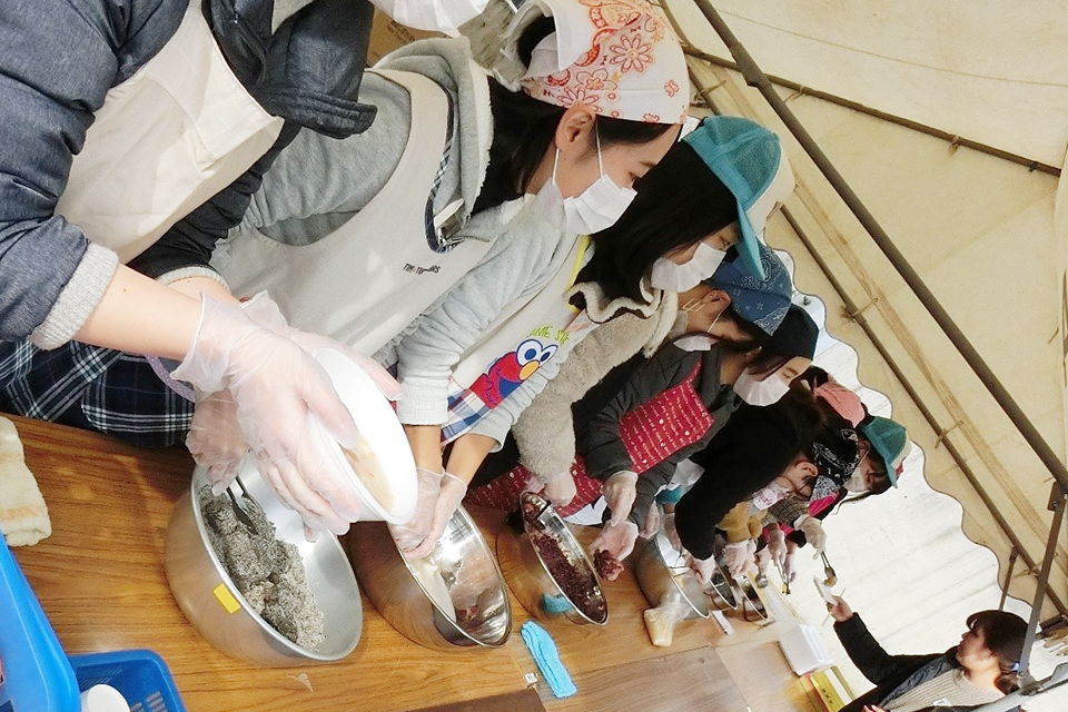 東洋学園大学_塩谷ゼミの学生が児童養護施設のもちつき大会に参加