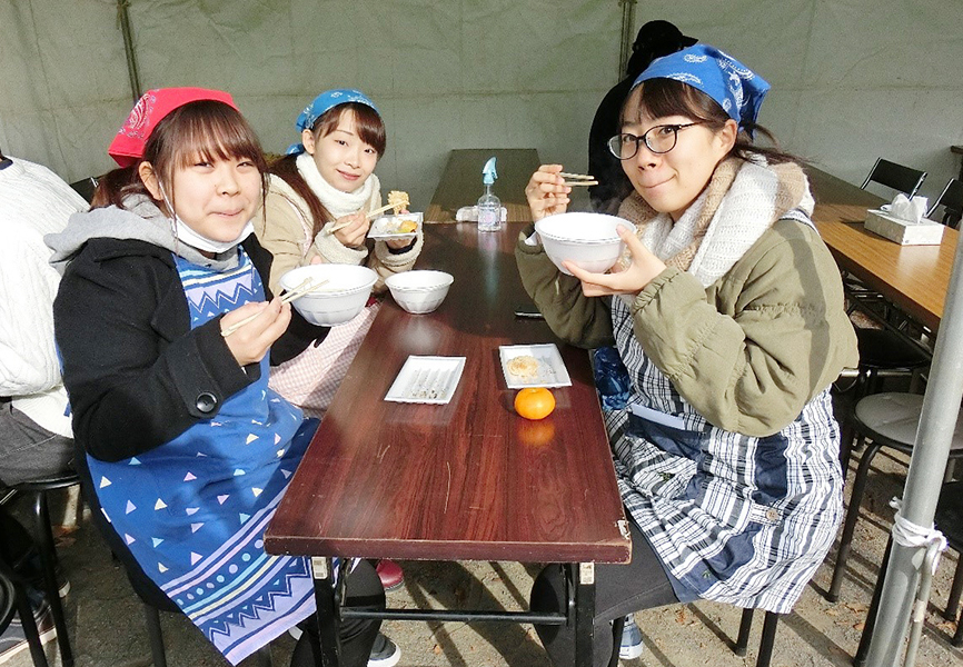 東洋学園大学_塩谷ゼミの学生が児童養護施設のもちつき大会に参加